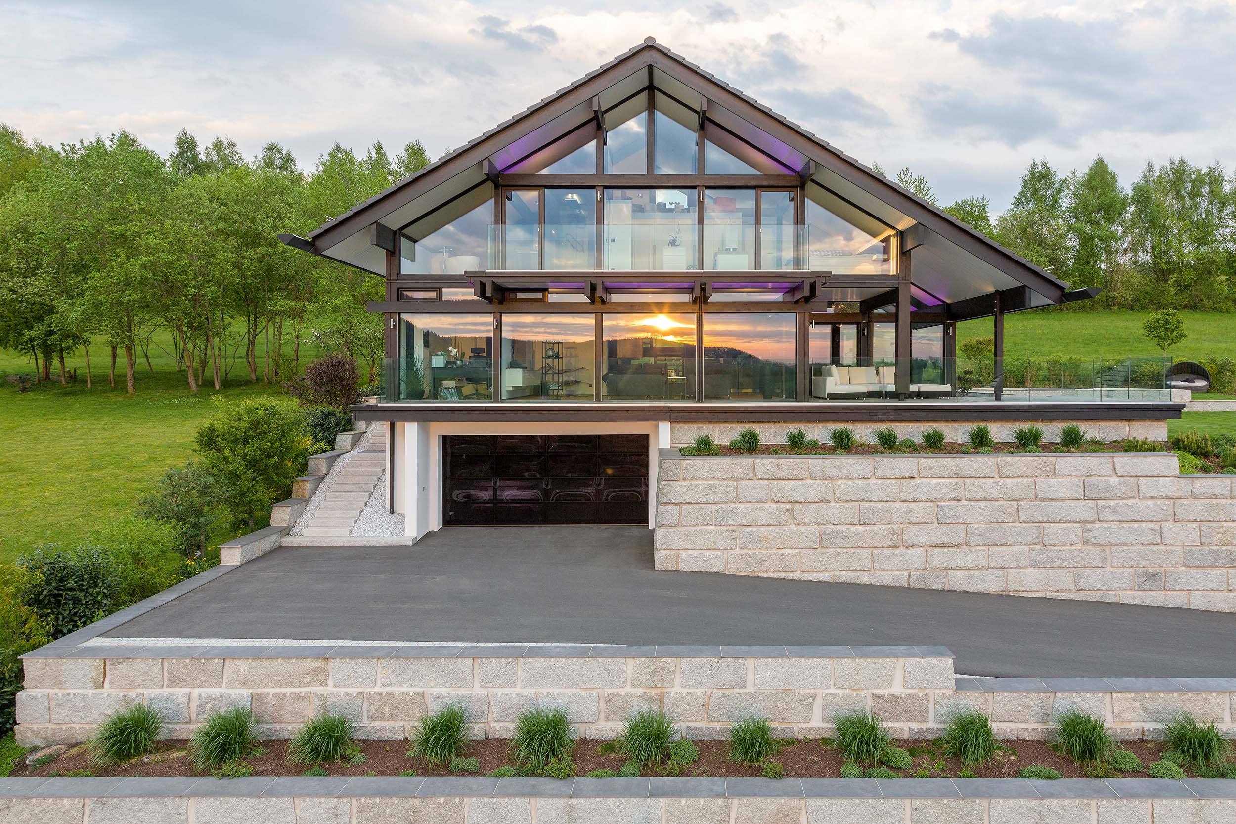 Modernes HUF Haus mit Fachwerk-Glas-Architektur HUF Haus mit offenen Räumen, viel Licht und zeitlosem Design