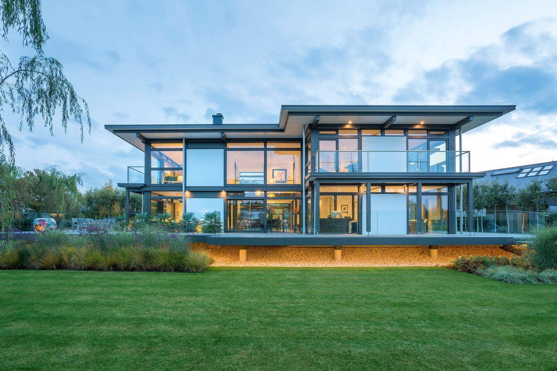 Luxushaus mit Flachdach und modernem Design Elegantes modernes Haus mit Flachdach und großzügigen Glasflächen