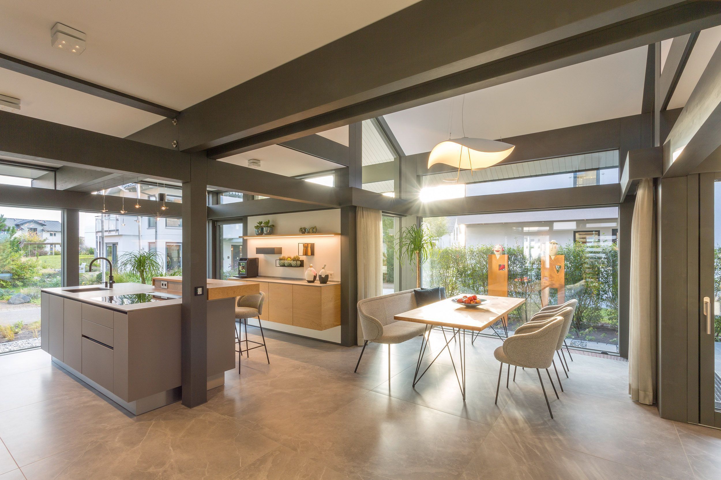 Moderne Küche und Essbereich in einem hellen Zuhause Stilvolles, offenes Wohnkonzept mit Küche und Essplatz