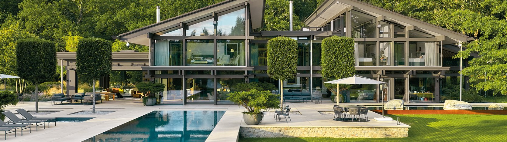 Moderne Villa mit Pool und Gartenlandschaft Luxuriöse Architektur mit Glasfassade und gepflegtem Garten