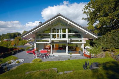 HUF Haus ART 3 grau Fachwerkhaus 3 Offene Bauweise eines HUF Hauses mit großer Terrasse und Garten