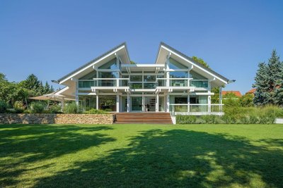 Weißes Fachwerkhaus mit Doppelpultdach im Grünen Markantes modernes Haus mit großzügiger Raumgestaltung und Garten