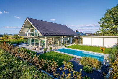 Moderner HUF Haus mit schönem Ausblick und Pool Ein modernes Fachwerkhaus mit großzügigem Wohnambiente und Landschaftsblick