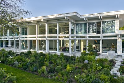 Moderne weiße Villa mit Flachdach und Garten Architektenhaus von HUF mit Glasfassade und schönem Garten