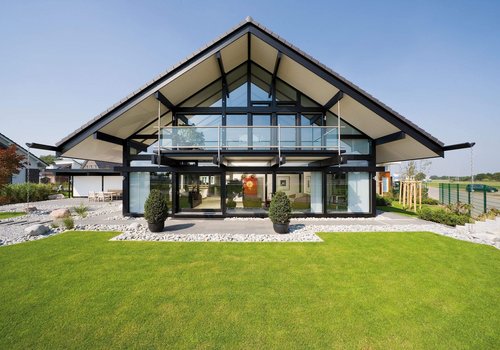 HUF Musterhaus Hannover Fertighauswelt 1 Stylisches Haus mit Garten, großen Fenstern und modernem Design