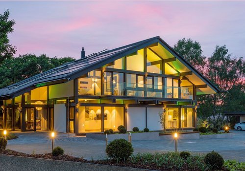 HUF show home London Brooklands 28 Elegante Architektur umgeben von Bäumen und Gartenbeleuchtung