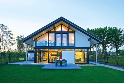 HUF house modum 810 8 Elegantes Architektenhaus umgeben von Rasen und Bäumen