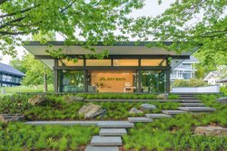 Modernes Huf Haus mit Garten und Steinterrassen Elegante Architektur eines Huf Hauses in einer grünen Umgebung