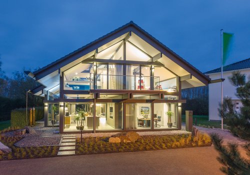Modernes Haus bei Dämmerung mit großer Glasfront Architektonisch ansprechendes modernes Wohnhaus in der Abendbeleuchtung