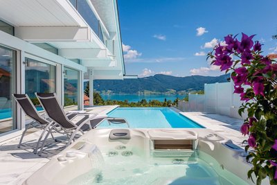 Moderne Architektur mit atemberaubender Seesicht Haus mit Whirlpool und Pool, umgeben von sanften Hügeln und See