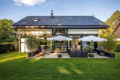 Stilvolles Architektenhaus mit Garten und Terrasse Gemütliches Familienhaus mit Sonnenschirmen und Grill im Garten