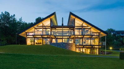 HUF Dorf Musterhauszentrum ART 9 1 Häuseransicht mit außergewöhnlichem Design und Beleuchtung