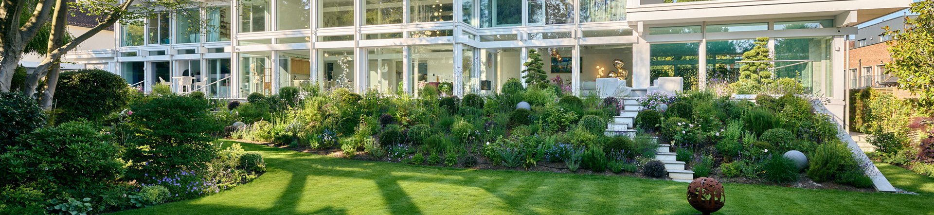 HUF Architektenhaus mit Flachdach und Garten Moderne weiße Villa mit Glasfront und grünem Garten