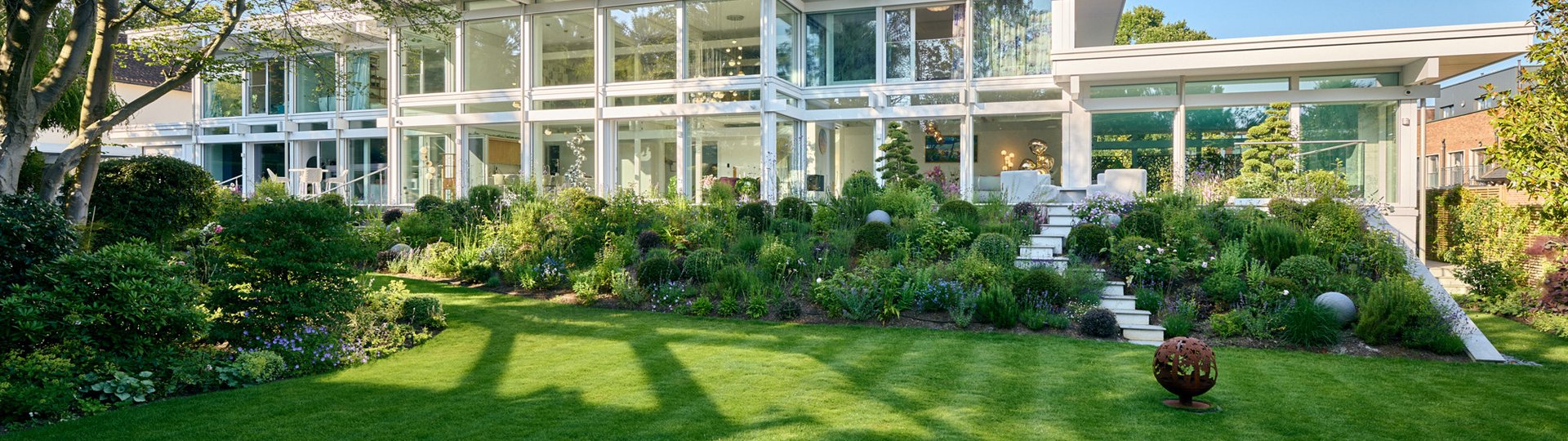 HUF Architektenhaus mit Flachdach und Garten Moderne weiße Villa mit Glasfront und grünem Garten
