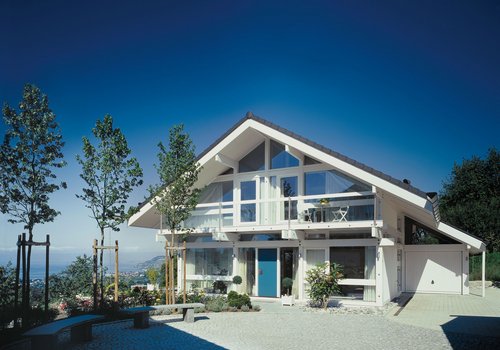 HUF Musterhaus Montreux ebenholz 16 Helles Haus mit großen Fenstern und umgebendem Garten