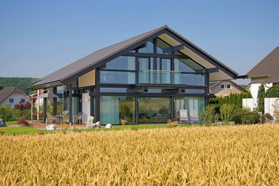 Modernes Architektenhaus mit Glasfront und Garten Architektenhaus mit großem Garten und moderner Architektur
