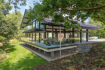 HUF show home London Brooklands 7 Futuristisches Gebäude mit flacher Dachkonstruktion und begrüntem Garten