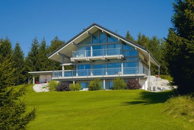 Exklusives HUF HAUS in moderner Fachwerkbauweise Energieeffizientes Architektenhaus mit großzügigen Glasflächen und eleganter Ausstattung