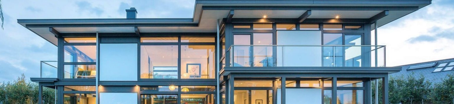 Luxushaus mit Flachdach und modernem Design Elegantes modernes Haus mit Flachdach und großzügigen Glasflächen
