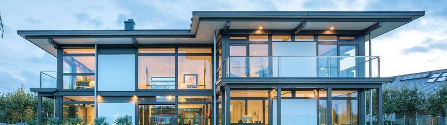 Luxushaus mit Flachdach und modernem Design Elegantes modernes Haus mit Flachdach und großzügigen Glasflächen