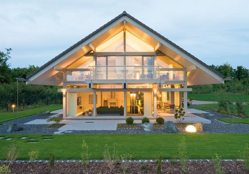 HUF Musterhaus Nuernberg Fertighauswelt 22 Futuristisches Haus mit Glasfassade und grünem Garten